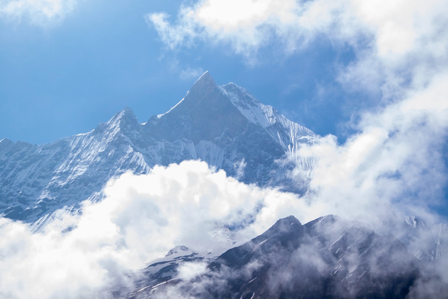 Everest Mountain and Cloud View - Majestic Himalayan Beauty